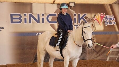 Ara tatilde 230 çocuk binicilikle tanıştı