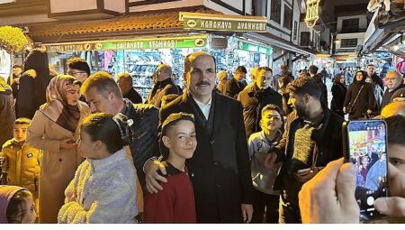 Başkan Altay Ramazanın Son Teravih Namazı Sonrası Esnafla ve Vatandaşla Buluştu