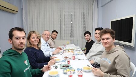 Başkan Ertaş üniversite öğrencilerinin iftar sofrasına konuk oldu