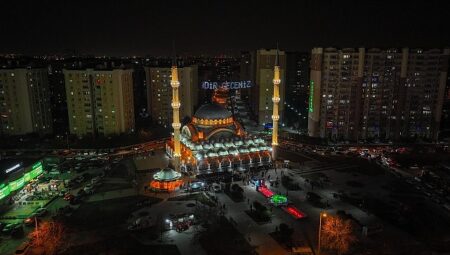Başkan Pekyatırmacı Kadir Gecesi’nde Vatandaşlarla Selçuklu Merkez Camii’nde Buluştu