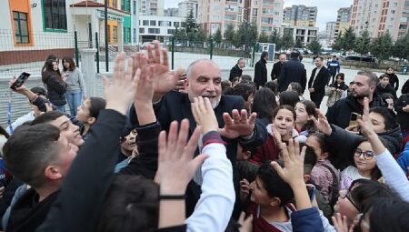 Başkan Sandıkçı’ya Sevgi Seli: Öğrencilerin İftar Sevincine Ortak Oldu 