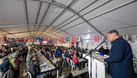 Başkan Tugay, arife gününde Urlalılarla oruç açtı