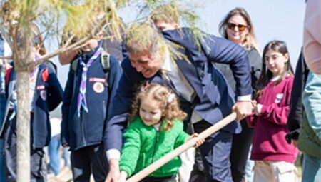 Başkan Tugay çocuklara verdiği sözü tuttu, fidanlar toprakla buluştu
