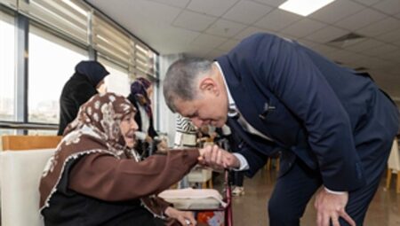 Başkan Tugay huzurevi sakinleriyle bayramlaştı