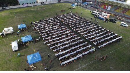 Bayındır’da Kadir Gecesi Bereketi: Şehir Stadyumu’nda Dev Gönül Sofrası Kuruldu
