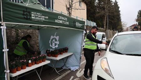 Büyükşehir, kabirler için on binlerce çiçek dağıttı