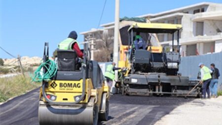 Çeşme’nin yolları yaza hazırlanıyor