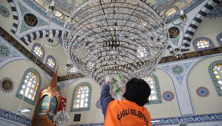 Çiğli’de Bayram Öncesi Cami Ve Mezarlıklarda Kapsamlı Temizlik