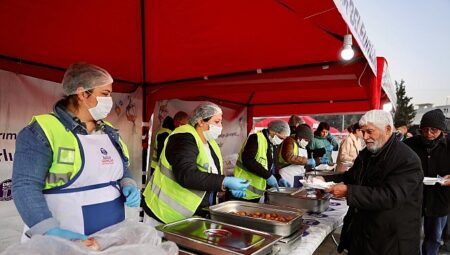 Didim Belediyesi, Didimlileri Cumhuriyet Kent Meydanı’nda Kurulan İftar Sofrasında Buluşturdu