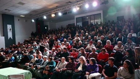 Didim’de ‘Kadın Kadına Özgürlük’ Oyunu Yoğun İlgi Gördü