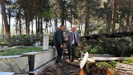 Fırtınadan etkilenen mezarlıklara hızlı müdahale