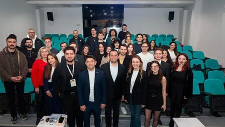 Gençler ‘Hibrit Kariyer Zirvesi’ için Konak’ta bir araya geldi