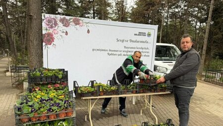 İnegöl’de Bayram Öncesi Mezarlıklar Çiçek Bahçesine Büründü