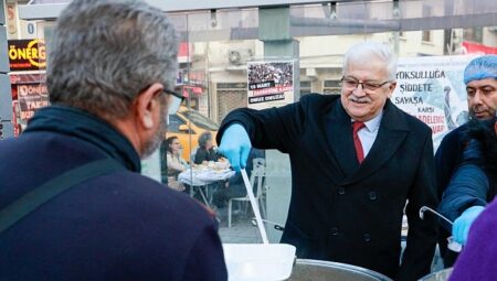 Kadir Gecesi İftarında Burhaniyeliler Cumhuriyet Meydanı’nda Buluştu