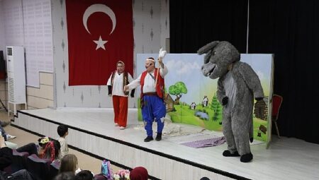 Kartepe’li Çocuklar Tiyatro ve Eğlenceyle Buluştu