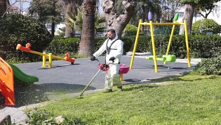 Konak’ın parkları bayramda çiçek gibi