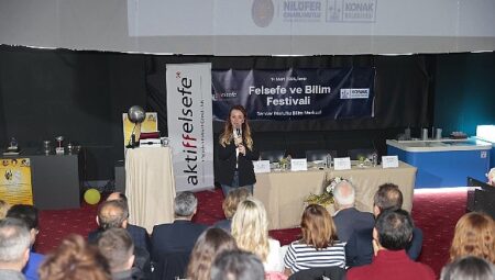Konak’ta Felsefe ve Bilim Festivali’ne yoğun ilgi
