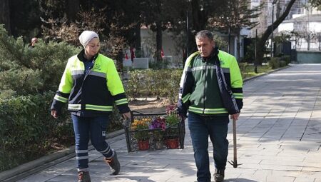 Konak’tan şehitlere vefa: Bayram öncesi temizlik ve bakım seferberliği
