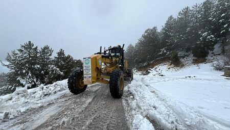 Manisa Büyükşehir Belediyesinden Spil Dağı’nda Kar Mesaisi