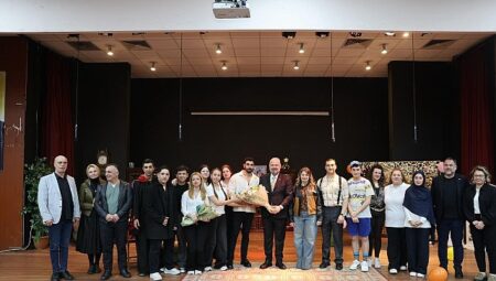 Menemenli oyuncular sahnede yıldızlaştı