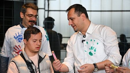 Minik eller doğaya umut ekti