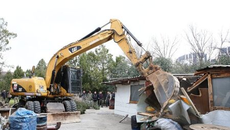 Nilüfer’de kaçak barakalar yıkıldı