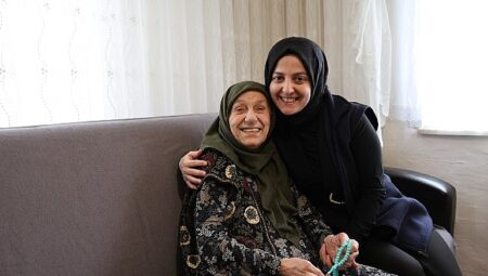 92 Yaşındaki Neriman Teyze’ye Duygu Dolu Doğum Günü Sürprizi