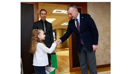 Başkan Büyükakın,  koltuğu çocuklara bıraktı