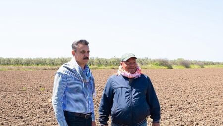 Başkan Kırgöz traktör başında: “Bereketli bir sezon olsun”