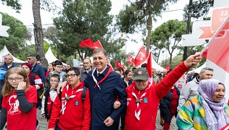 Başkan Tugay çocuklarla 23 Nisan coşkusunu paylaştı