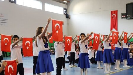 Bayındır’da 23 Nisan Coşkusu: Geleceğin Başkanları Makamı Devraldı