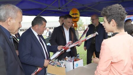 Bayındır’da 23 Nisan Coşkusu Gökyüzüne Taşındı: Stadyumda Uçurtma Şenliği