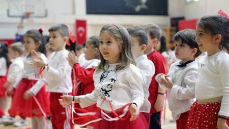 Bayraklı’da 23 Nisan Programları Çocukların Yoğun Katılımıyla Devam Ediyor