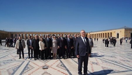 Edremit Belediyesi Ata’nın huzuruna çıktı