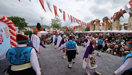 Efes Selçuk’ta 23 Nisan Coşkusu: Çocuklar Bayramlarını Şenlikle Kutladı