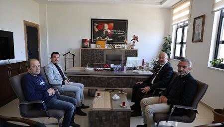 Geyve Belediye Başkanı Selçuk Yıldız’dan Okullara Moral Ziyareti: Öğretmenlere Gül, Öğrencilere Başarı Dileği