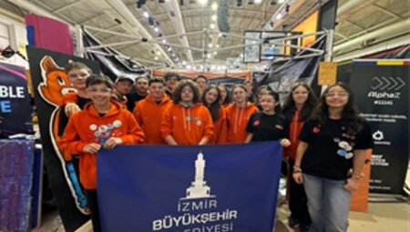 İzmirli gençlerden uluslararası arenada teknoloji zaferi