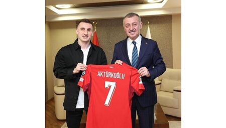 Kerem Aktürkoğlu’ndan Başkan Büyükakın’a Milli forma