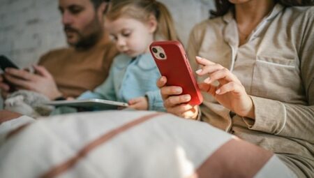 Kontrolsüz Ekran Kullanımı Psikolojimizi Nasıl Etkiliyor?