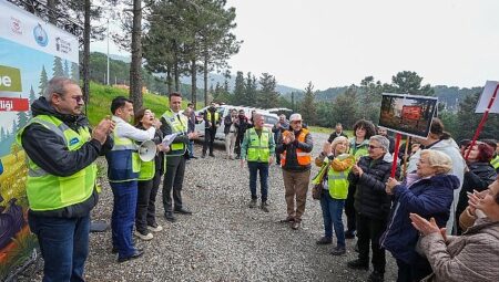 Maltepe’de, belediye-gönüllü iş birliğiyle ormanlık alan çöplerden arındırıldı