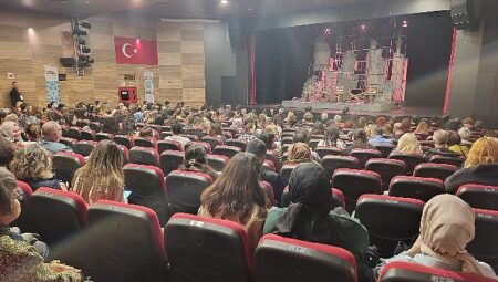 Manisa Şehir Tiyatrosu ‘Sen İstanbul’dan Daha Güzelsin’ oyununu ağırladı