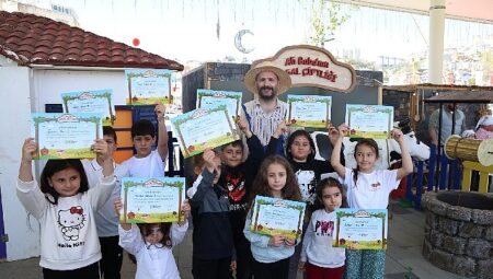 Minik eller hamur yoğurdu, köy yaşamını öğrendi