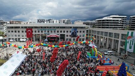 Nilüfer’de Cumhuriyet Meydanı çocukların oldu
