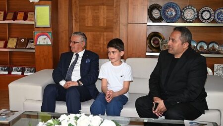 Öğrenciler Başkanlık koltuğuna oturdu