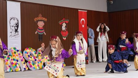 Seferihisar’da 23 Nisan coşkusu; Yarınların ışığı çocuklar sahnedeydi