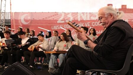 Usta Sanatçı Cahit Berkay Gençlerle Aynı Sahneyi Paylaştı