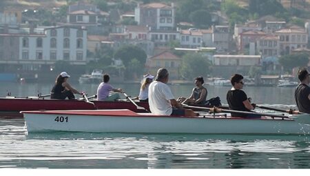 40 takım ve 700 sporcu, dört gün boyunca Sarımsaklı’nın mavi sularında kürek çekecek