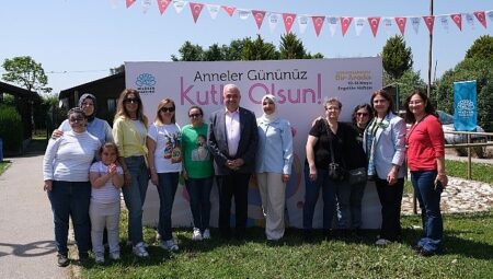 Başkan Şadi Özdemir Anneler Günü’nü Bizim Ev katılımcılarıyla kutladı