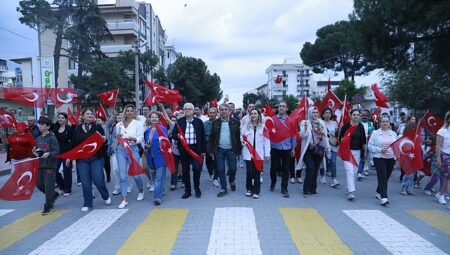 Burhaniye’de Fener Alayı Coşkusu