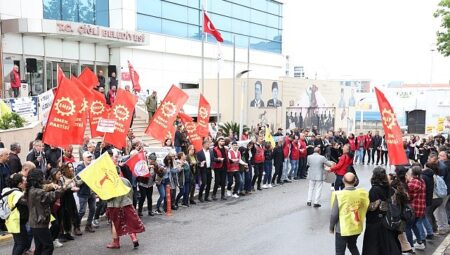 Çiğli’de 1 Mayıs Coşkusu: Başkan Yıldız Emekçilerle Omuz Omuza
